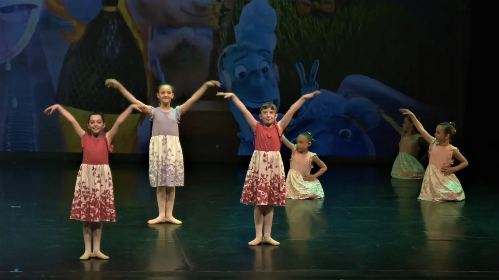 Lezione di danza per bambine in sala con insegnante