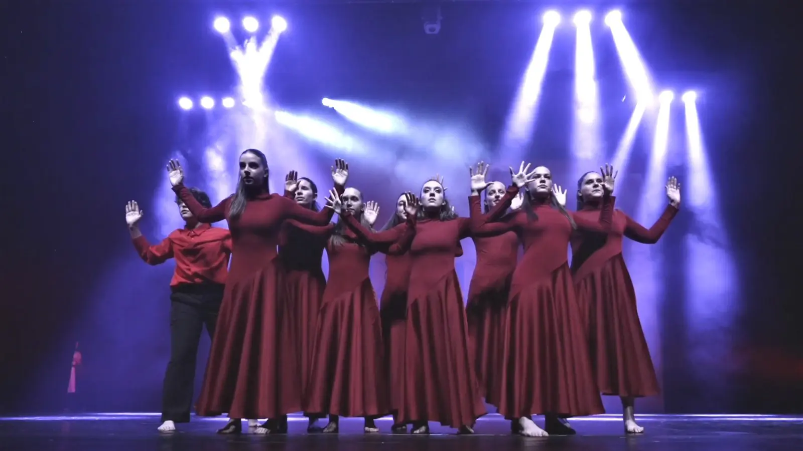 Esibizione di danza contemporanea con ballerine in posa