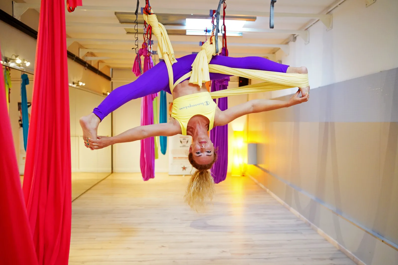 Inversione sull'amaca Antigravity nella sala di Bolzano Vicentino — Free Harmony Dance Time