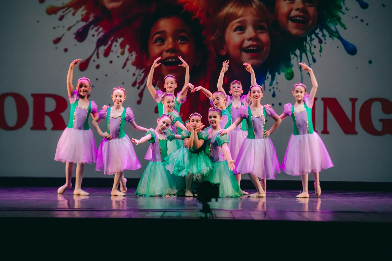 Bambine del corso di propedeutica in tutù rosa e verde — Free Harmony Dance Time