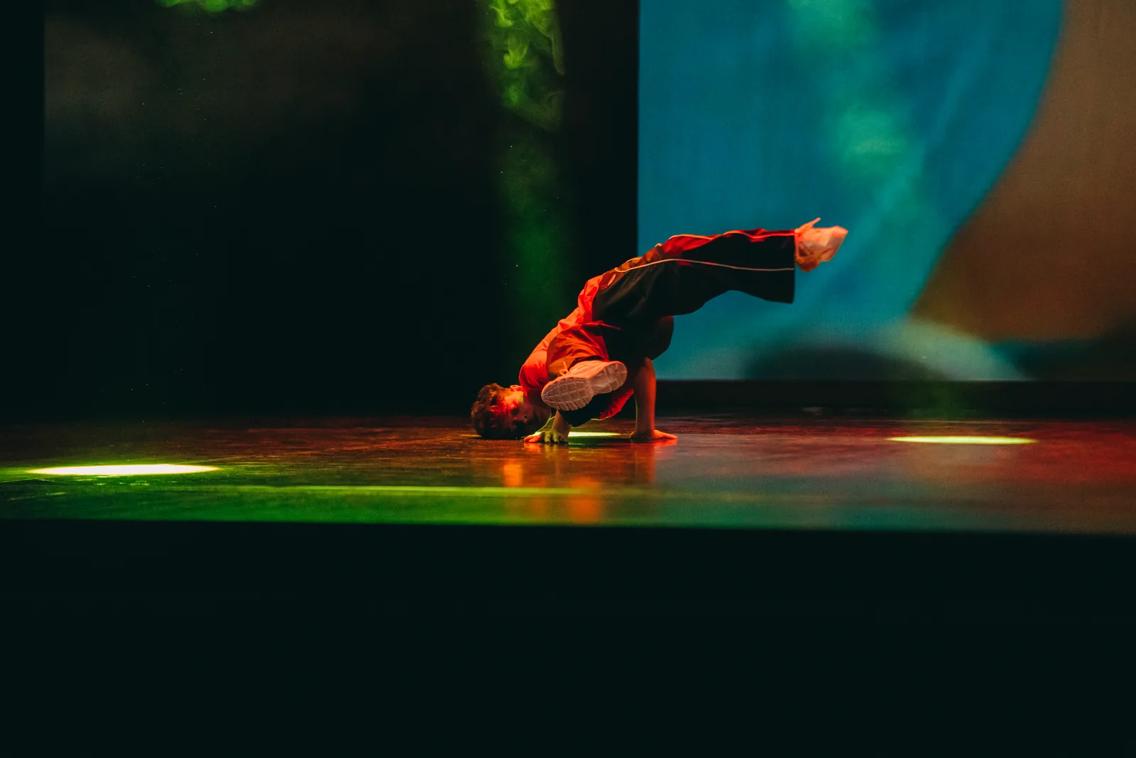 Freeze acrobatico di breaking durante un'esibizione — Free Harmony Dance Time