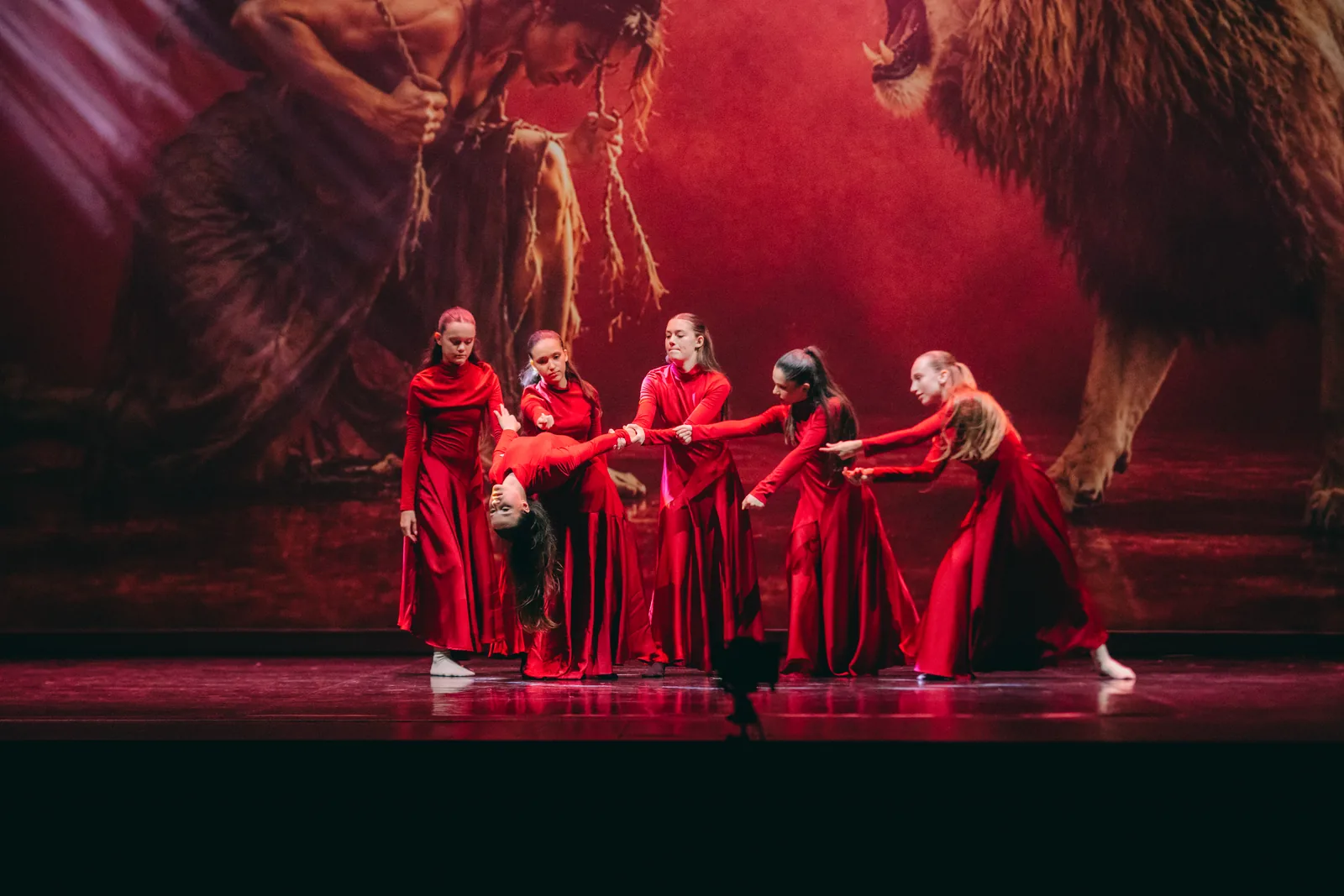 Coreografia di danza contemporanea in abiti rossi — Free Harmony Dance Time