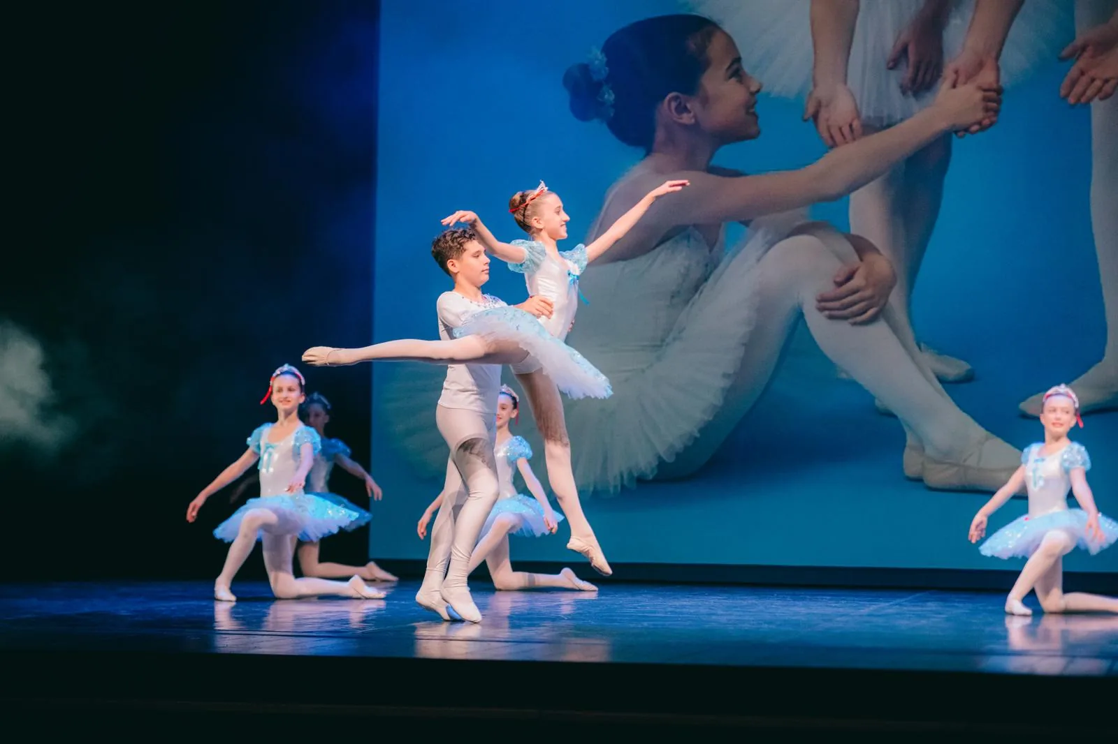 Ballerine in tutù azzurro con sollevamento in scena — Free Harmony Dance Time