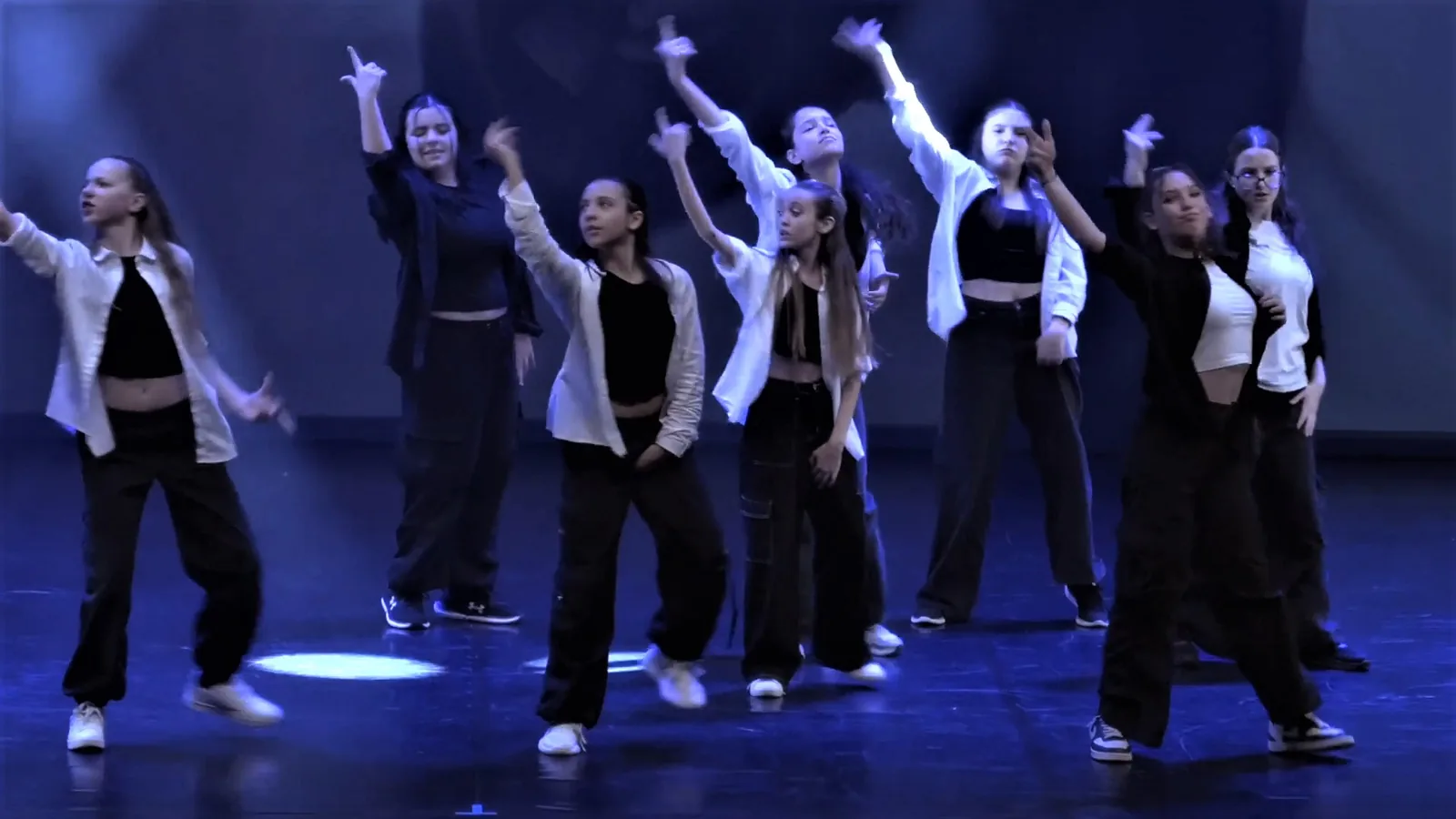 Crew di hip hop in coreografia sincronizzata — Free Harmony Dance Time
