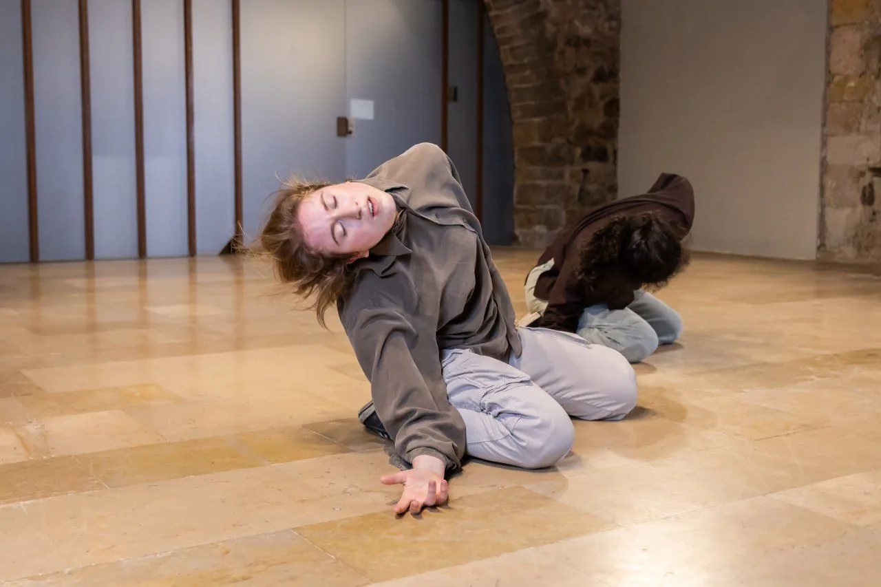 Maria Farina in una posa all'aperto — Free Harmony Dance Time