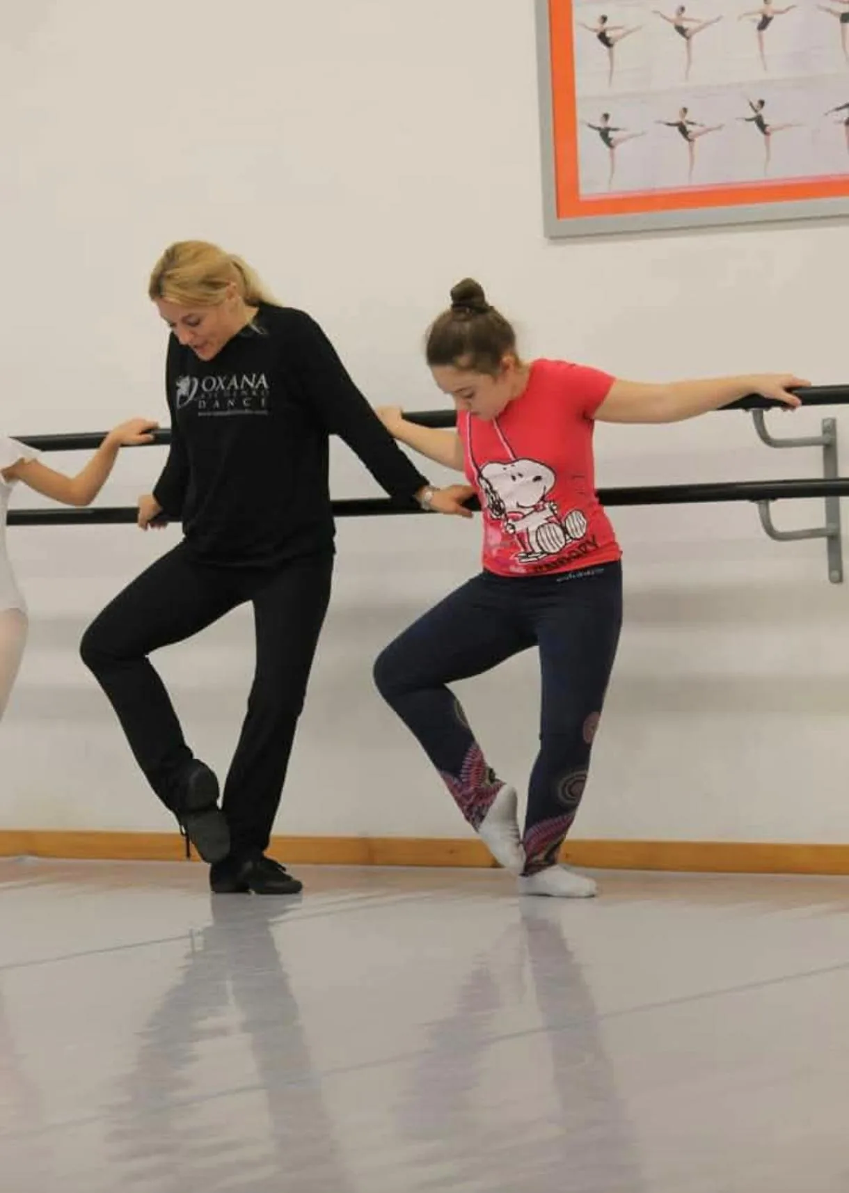 Veronica Arcangelo durante una lezione di danza con le allieve — Free Harmony Dance Time